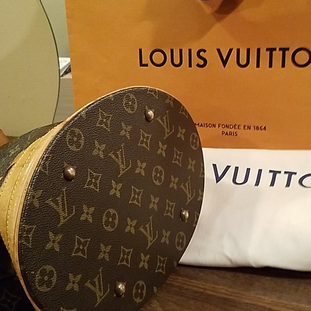 AUTHENTIC LV BUCKET GM . 😎❤